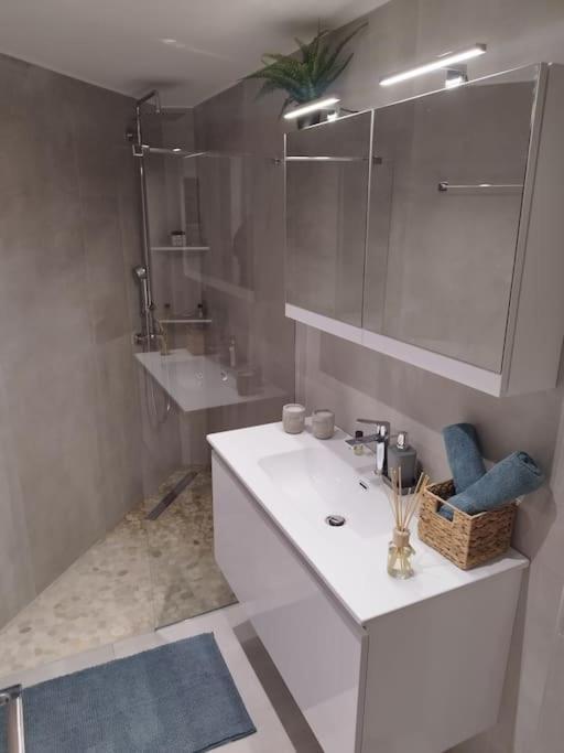 Floral Home 1 - Ground Floor Apt With Courtyard And Private Parking! Athens Exterior photo