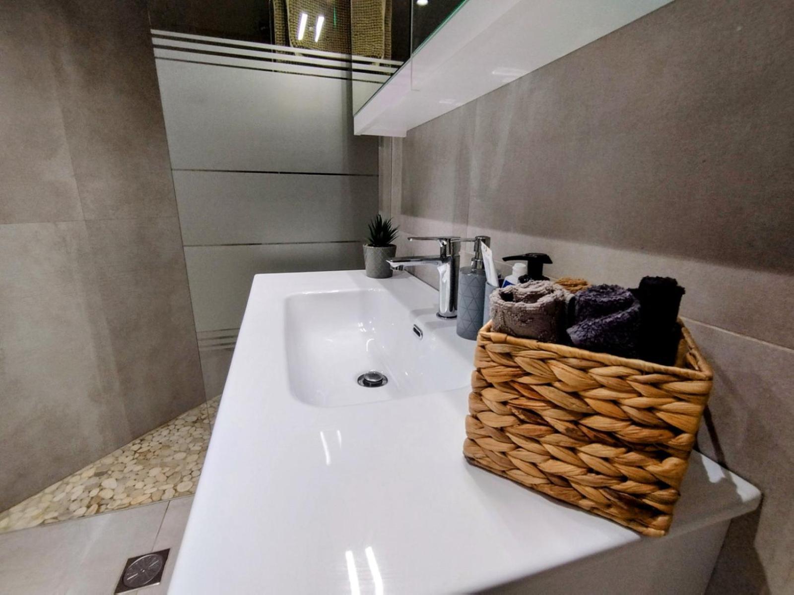 Floral Home 1 - Ground Floor Apt With Courtyard And Private Parking! Athens Exterior photo